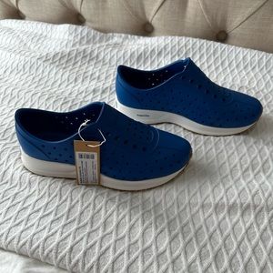 NEW IN BOX: Native Robbie Sugarlite, J2, blue/white